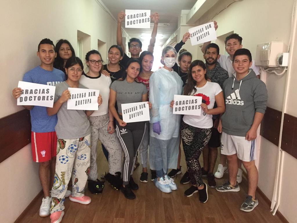 Студенты ЮФУ из Колумбии организовали флешмоб благодарностей для врачей