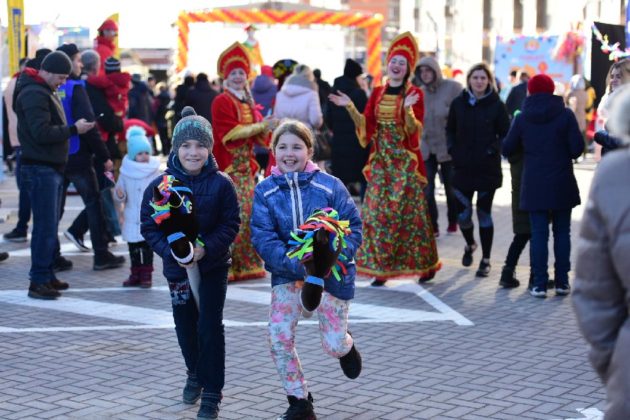 Жители «Красного Аксая» и «Вересаево» отметили Масленицу //Фото: «ЮгСтройИнвест»