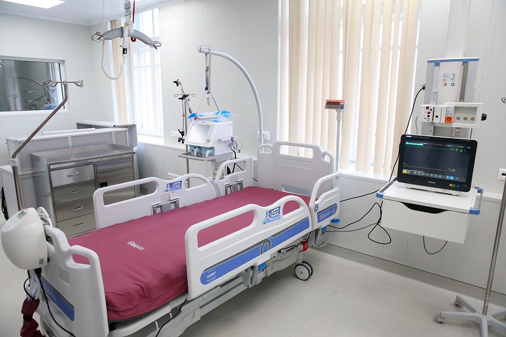 Больничная палата с аппаратом подачи кислорода //Фото: "Российская газета"