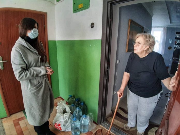 Волонтеры помогают пенсионерам во время режима самоизоляции в Ростове-на-Дону //Фото: пресс-служба ОНФ