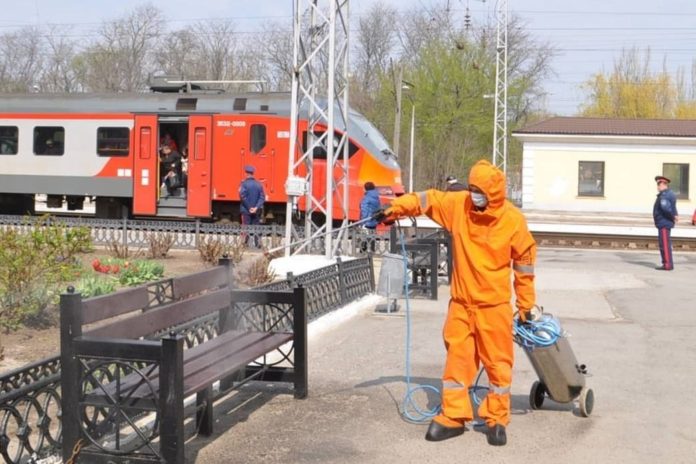 Специалисты продезинфицировали железнодорожные вокзалы Таганрога и Новочеркасска//Фото: правительство РО