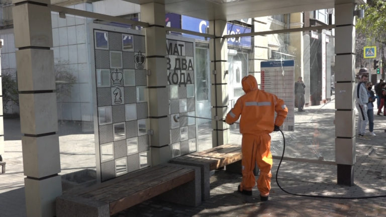 В Ростове подразделения РХБЗ донского спасцентра МЧС провели дезинфекцию улиц //Фото: пресс-служба администрации Ростова-на-Дону