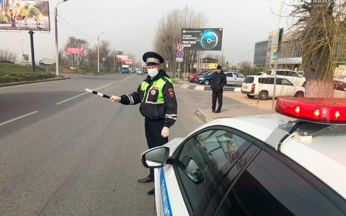 Инспектор ГИБДД во время патрулирования //Фото с сайта kvushakty.ru