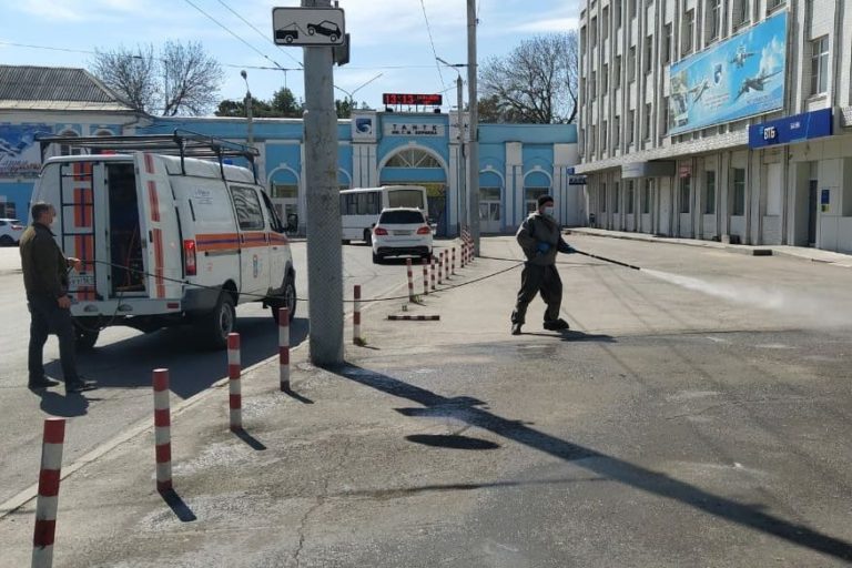 В Таганроге провели дезинфекцию остановок, парков и спортивных площадок