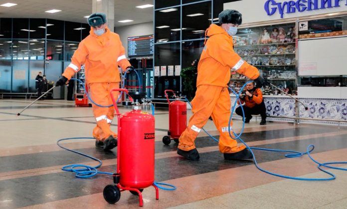 rostglavsan Специалисты Донского спасательного центра МЧС России провели санитарную обработку железнодорожного вокзала Ростов-Главный //Фото: пресс-служба СКЖД