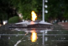 В Ростове в День Победы перестал гореть Вечный огонь из-за ветра Вечный огонь//Фото: novokuznetsk.ru