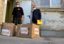 ОНФ подарили медикам ЦГБ защитные костюмы и респираторы ОНФ дарит маски и защитные костюмы медикам ЦГБ Ростова//фото: пресс-служба регионального отделения ОНФ РО