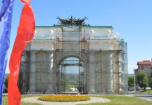 В Новочеркасске завершают реконструкцию Триумфальной арки