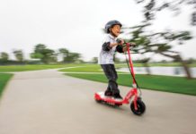 В Ростовской области за две недели заблокировали несколько сотен аккаунтов несовершеннолетних самокатчиков Ребенок на электросамокате//Фото: tehnoprosto.ru