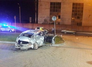 Автомобиль слетел с дороги, перевернулся и упал в реку в Ростовской области