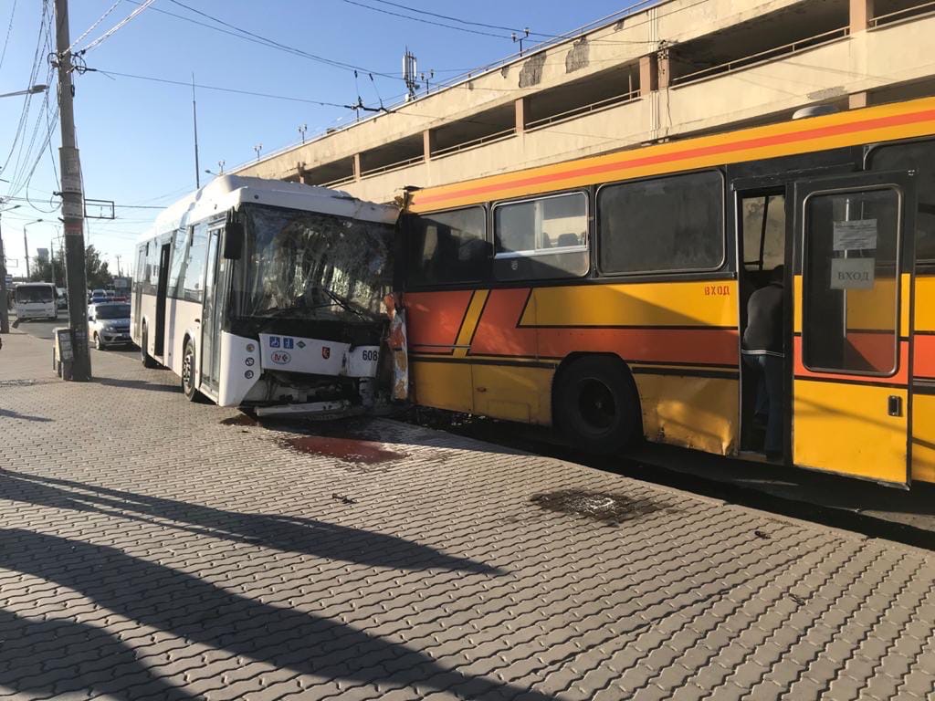 На Привокзальной площади в Ростове столкнулись три автобуса