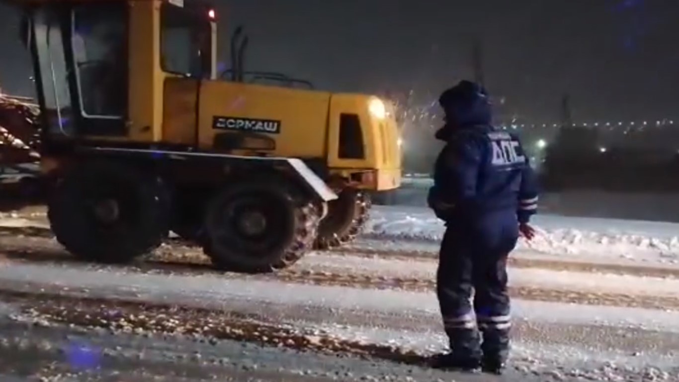 В Ростовской области полицейские помогли сбившемуся с пути большегрузу