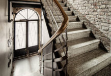 В Гуково выясняют обстоятельства гибели девочки из-за падения с перил лестницы