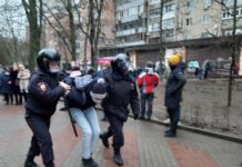 Жестокие задержания, увольнение из школы и избиение прохожего: как прошла повторная протестная акция в Ростове