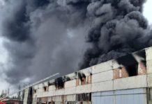 В Шахтах загорелось здание на территории химического предприятия