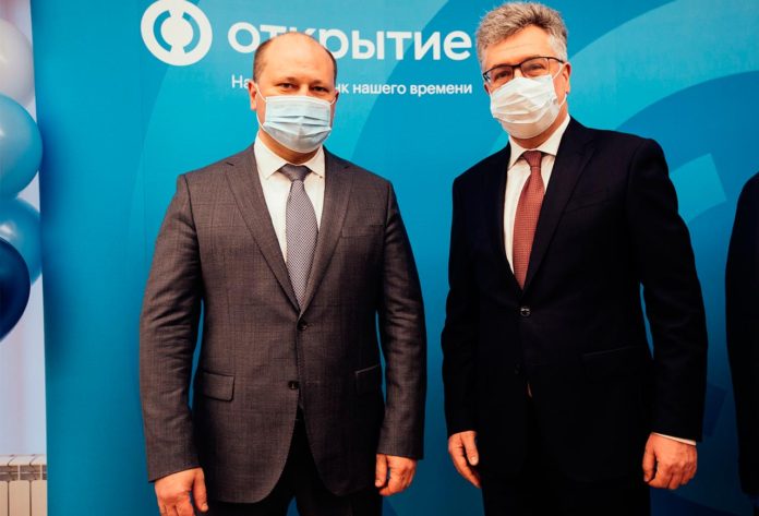 otkrytie2021 Заместитель губернатора Ростовской области Александр Скрябин и управляющий филиалом «Южный» Игорь Нестеров //Фото: пресс-служба банка