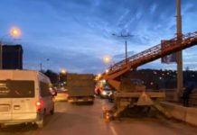 В Ростове зерновоз врезался в автовышку и парализовал движение на несколько часов