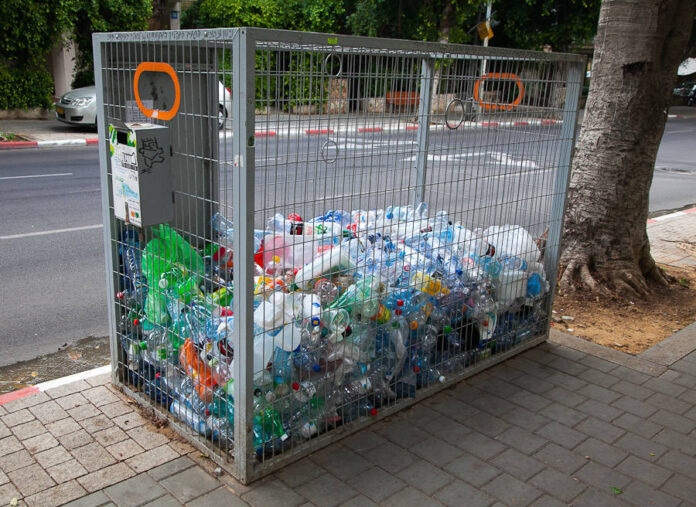 Контейнер для сбора пластиковых бутылок //Фото с сайта tvoybudget.spb.su