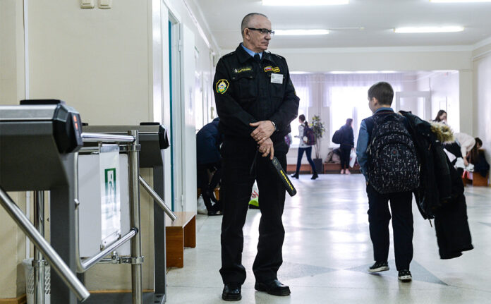 Охранник в школе //Фото с сайта sila-rf.ru