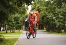 В Ростовской области спрос на велокурьеров вырос почти на 50% Курьер сервиса доставки «Около» //Фото: Яндекс.Дзен