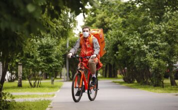 В Ростовской области спрос на велокурьеров вырос почти на 50% Курьер сервиса доставки «Около» //Фото: Яндекс.Дзен