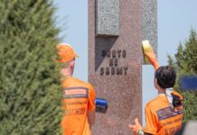 Общественники и предприниматели навели порядок в ветеранском квартале Северного кладбища Ростова-на-Дону Уборка на мемориале «Никто не забыт, ни что не забыто» //Фото: компания «Сервис Похороны»