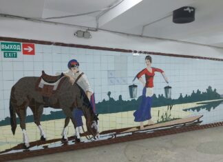В ростовском переходе на Московской разрушается советская мозаика из-за проблем с ливневкой Мозаичное панно в переходе Буденновский-Московская // фото: Городской репортер