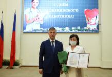 В администрации города вручили награды лучшим медикам Ростова