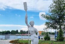 Продажа части Шератона, статуя на Гребном, 19 первых классов в одной школе и черный список Банка России: итоги