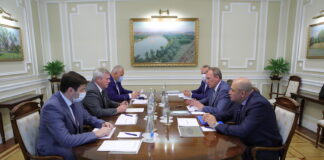 Василий Голубев встретился с руководством авиакомпании «Азимут» // фото: donland.ru