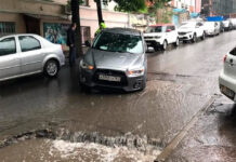 В Ростове ликвидируют последствия сильного ливня Автомобиль попал в яму на Халтуринском в Ростове после сильного ливня 17 июня //Фото: Инстаграм