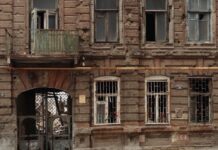 Власти Ростова насчитали в городе более 300 аварийных зданий Аварийный жилой дом //Фото с сайта privet-rostov.ru