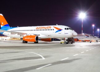 Политолог: Решение об открытии аэропорта Платов принимают силовые структуры Авиалайнеры «Суперджет 100» авиакомпании «Азимут» на стоянке в аэропорту Платов //Фото: пресс-служба авиакомпании «Азимут»