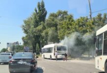 В центре Ростова на ходу загорелся автобус №90
