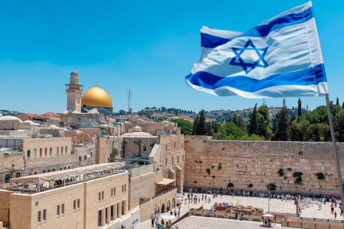 Израильский флаг на фоне Иерусалима //Фото с сайта pokeda.ru
