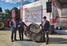 Ростсельмаш откладывает открытие тракторного завода