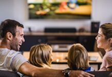 В Ростовской области с 17 по 20 июля ожидаются перебои в работе эфирных телеканалов Семья смотрит сериал по телевизору //Фото с сайта lesfilm.com