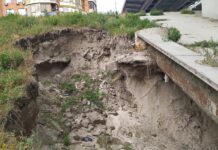 В Ростове под Ворошиловским мостом провалился грунт