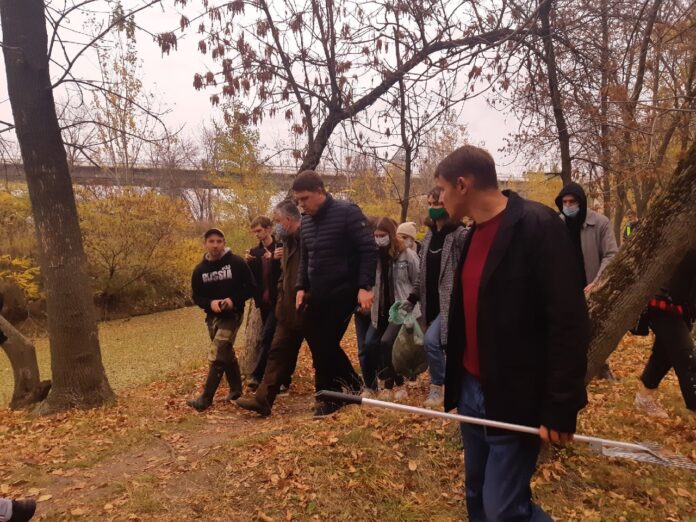 Алексей Логвиненко обходит рощу на Левом Берегу // фото: Ксения Дубко, Городской репортер