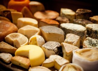 В Ростове обнаружили 24 кг санкционных продуктов из Европы Сыр//фото с сайта vk.com
