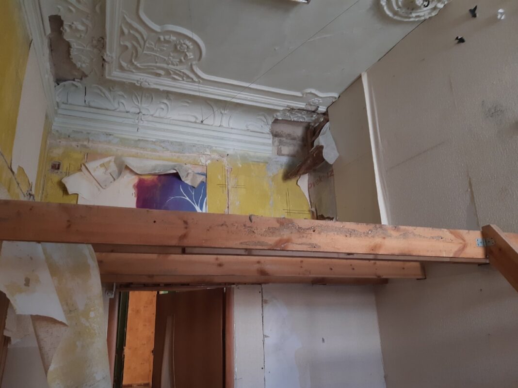 Стена коммуналки делит потолок с лепниной // фото: Ксения Дубко, «Городской репортер»