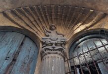 Власти разработают дизайн-код исторической части Ростова Скульптура мальчика над входом в Доходный дом наследников Максимова // фото: Ксения Дубко, «Городской репортер»