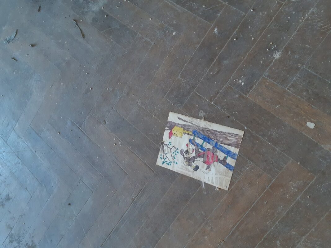 Детская раскраска, оставшаяся от прошлых жильцов коммуналки // фото: Ксения Дубко, «Городской репортер»