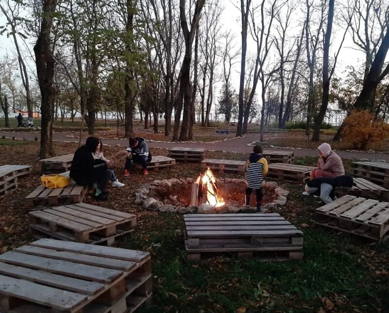 Место у костра в парке "Станция Морская" // фото с сайта vk.com