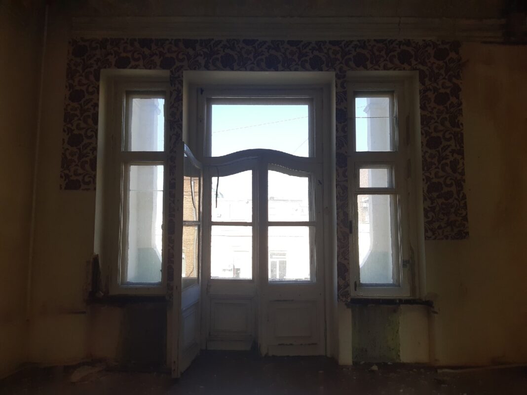 Старинные двери и окна в Доме наследников Максимова // фото: Ксения Дубко, «Городской репортер»