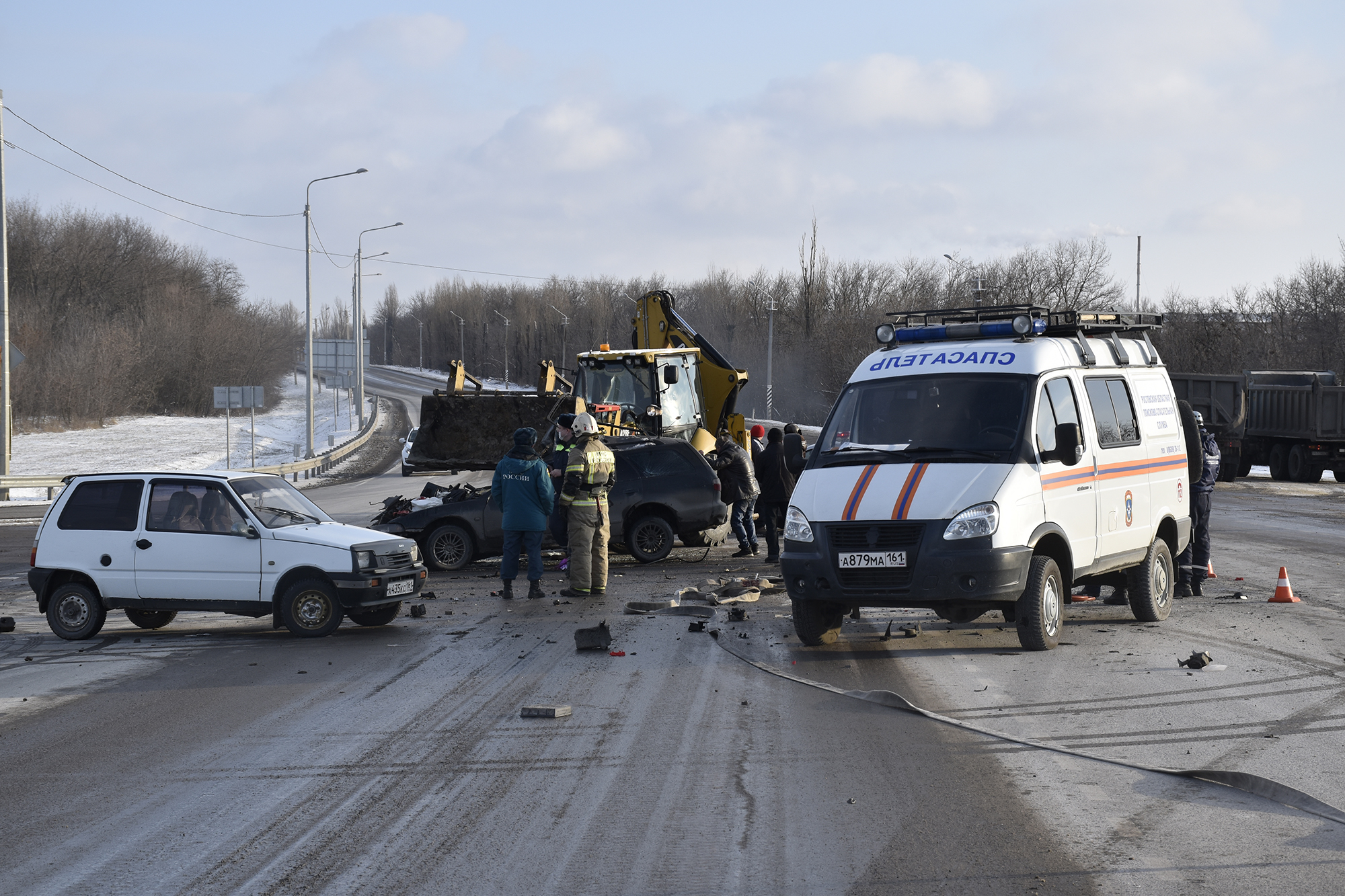 В ДТП около Новошахтинска легковой автомобиль зажало ковшом трактора