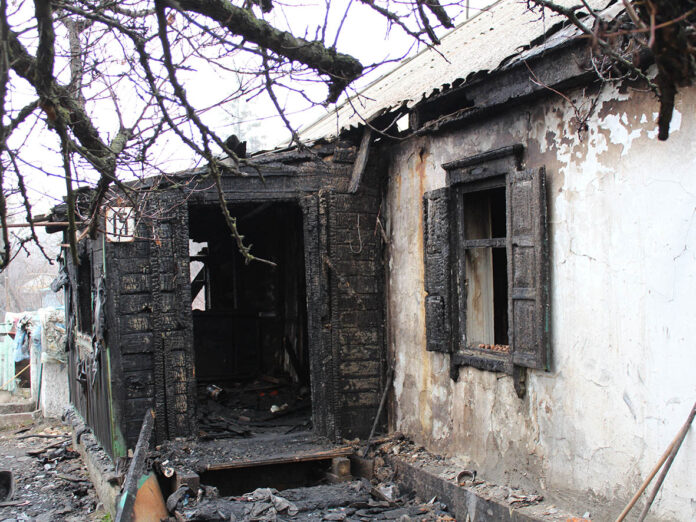 Сгоревший дом // фото с сайта don24.ru