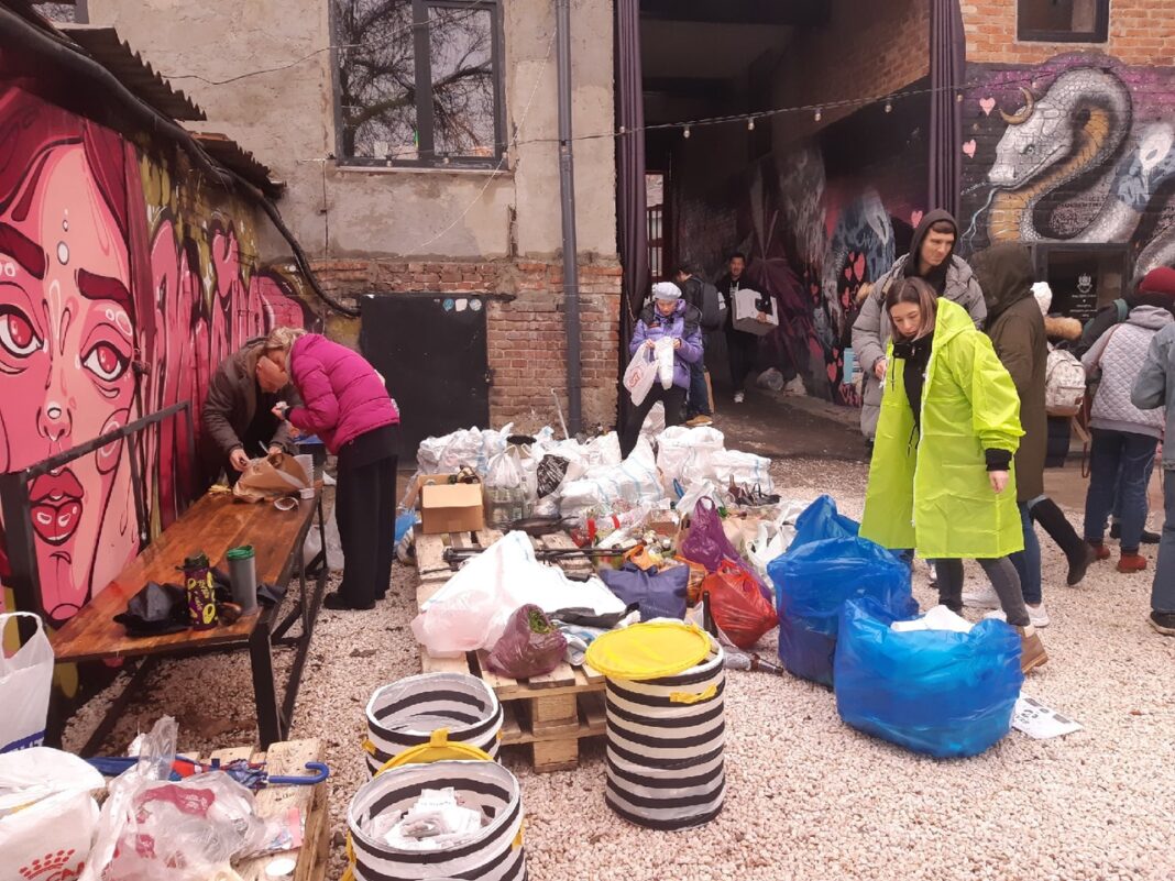 Акция по раздельному сбору отходов на Донской, 30 // фото: Ксения Дубко, «Городской репортёр»