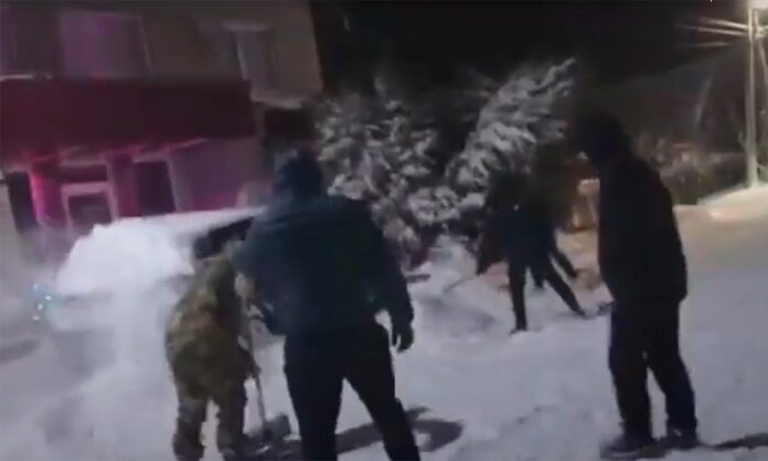 В Ростовской области жители поселка закидали снегом машину главы администрации //Скриншот: Youtube