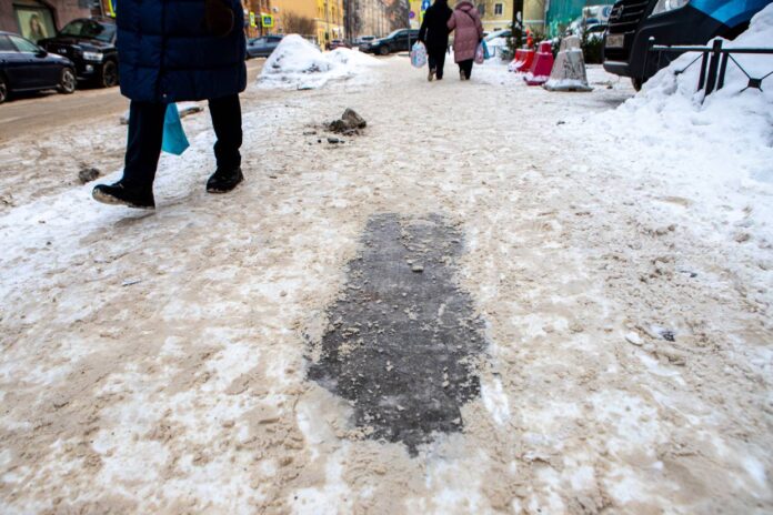 Организации получат штрафы из-за неубранного на улицах Ростова снега //Фотоо: nevnov.ru